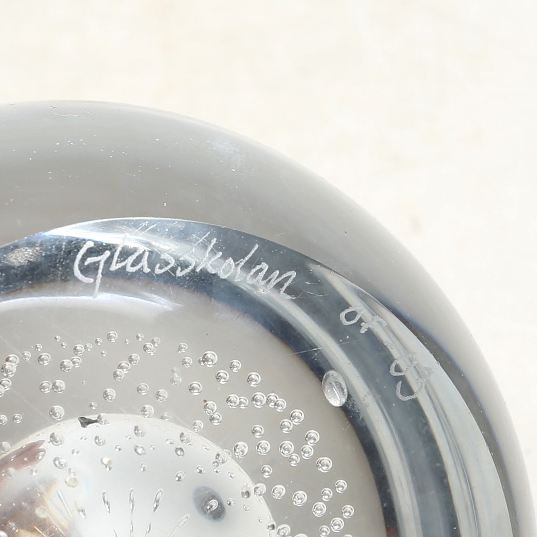 GLASFÖREMÅL, 3 st, Målerås, Kosta Boda och Glasskolan Orrefors.