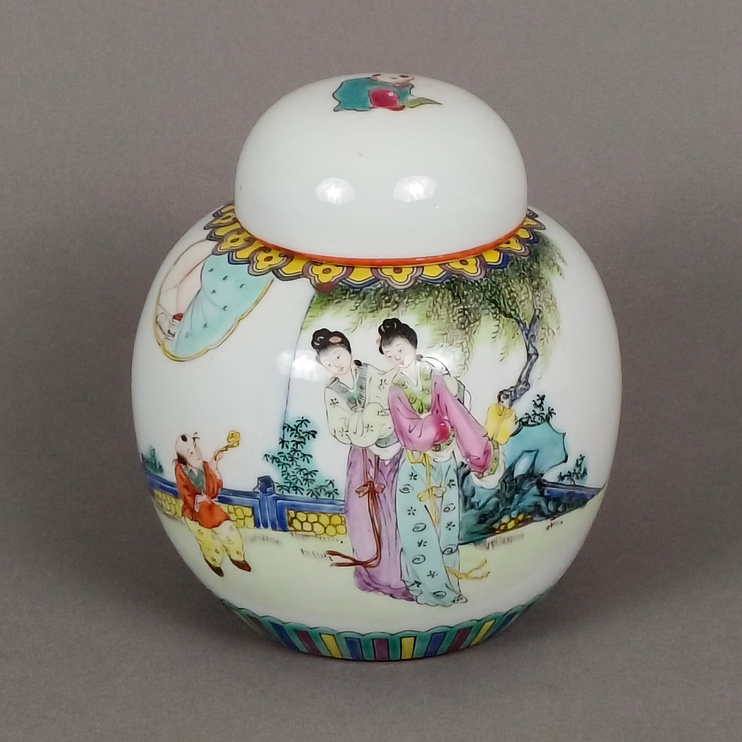 SCHULTERTOPF - China, 20.Jh., Porzellan mit polychromer Aufglasurmalerei.