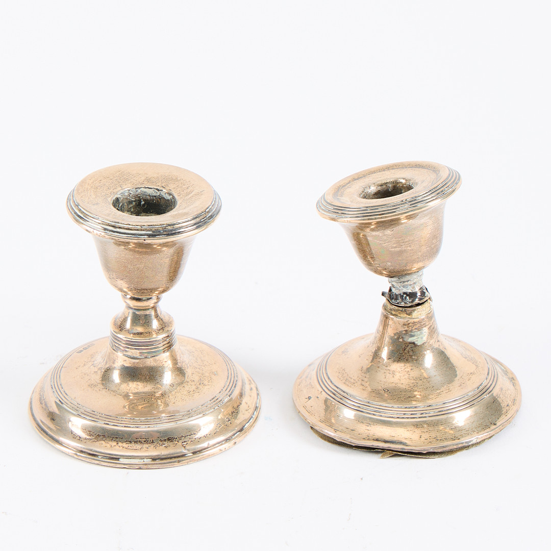 LJUSSTAKAR, ett par, silver, England 1900-talets början.