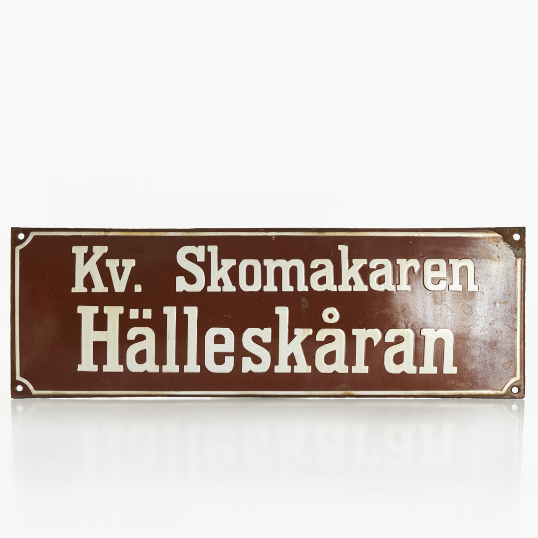 GATUSKYLT, emaljerad, "Kv. Skomakaren - Hälleskåran" (Stockholm).