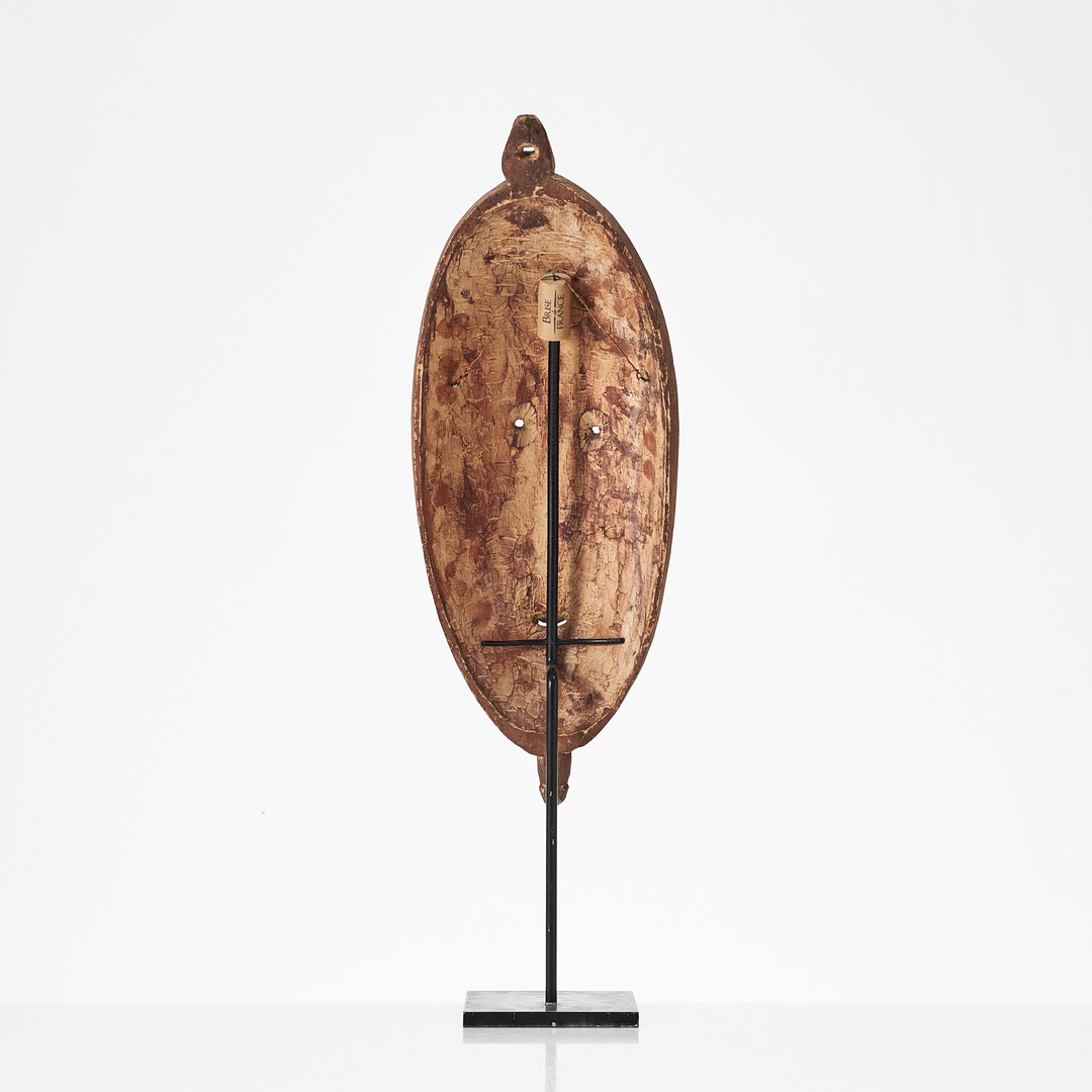 VILLAGE HOUSE MASK, New Guinea, 1900-tal, skuret och bemålat trä.