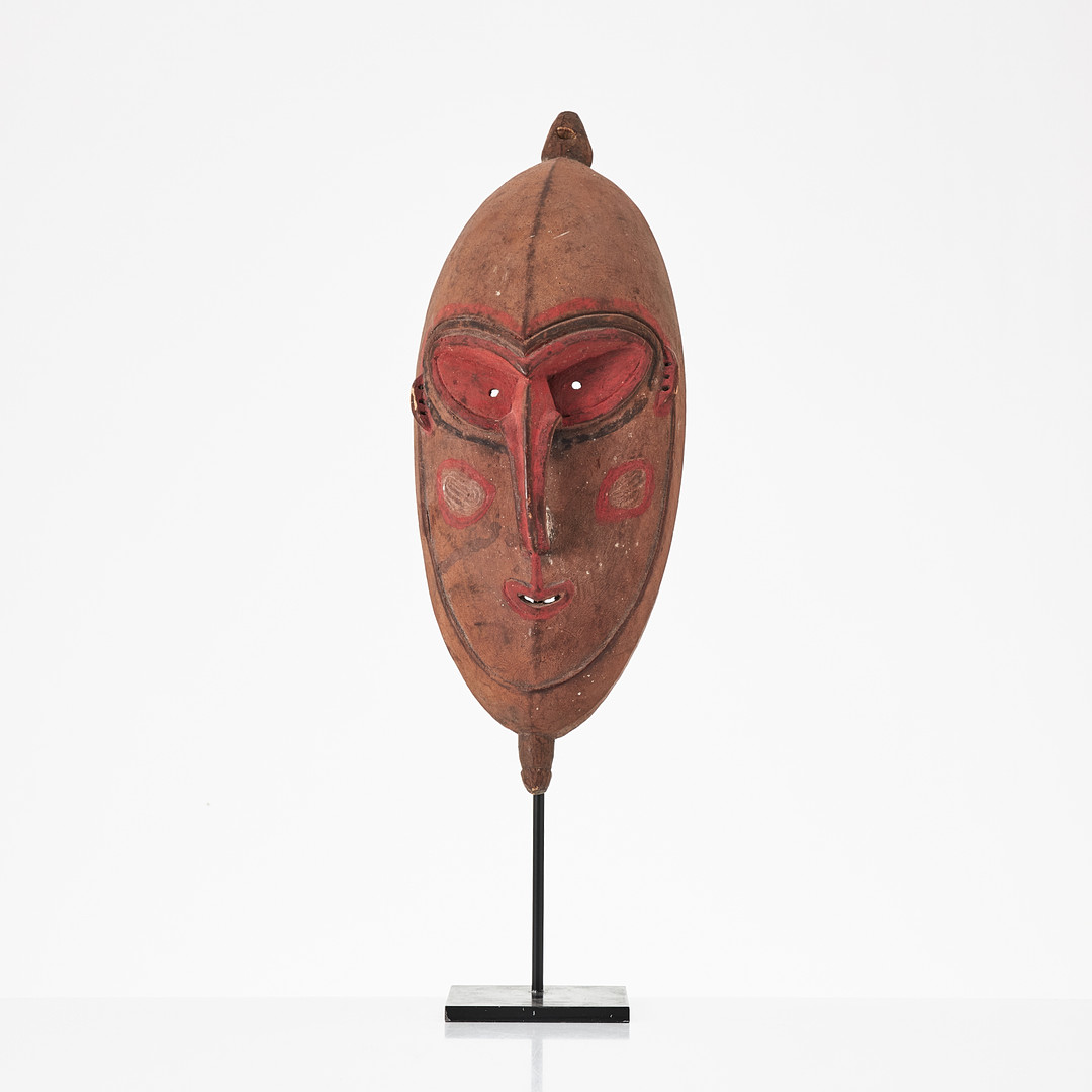 VILLAGE HOUSE MASK, New Guinea, 1900-tal, skuret och bemålat trä.