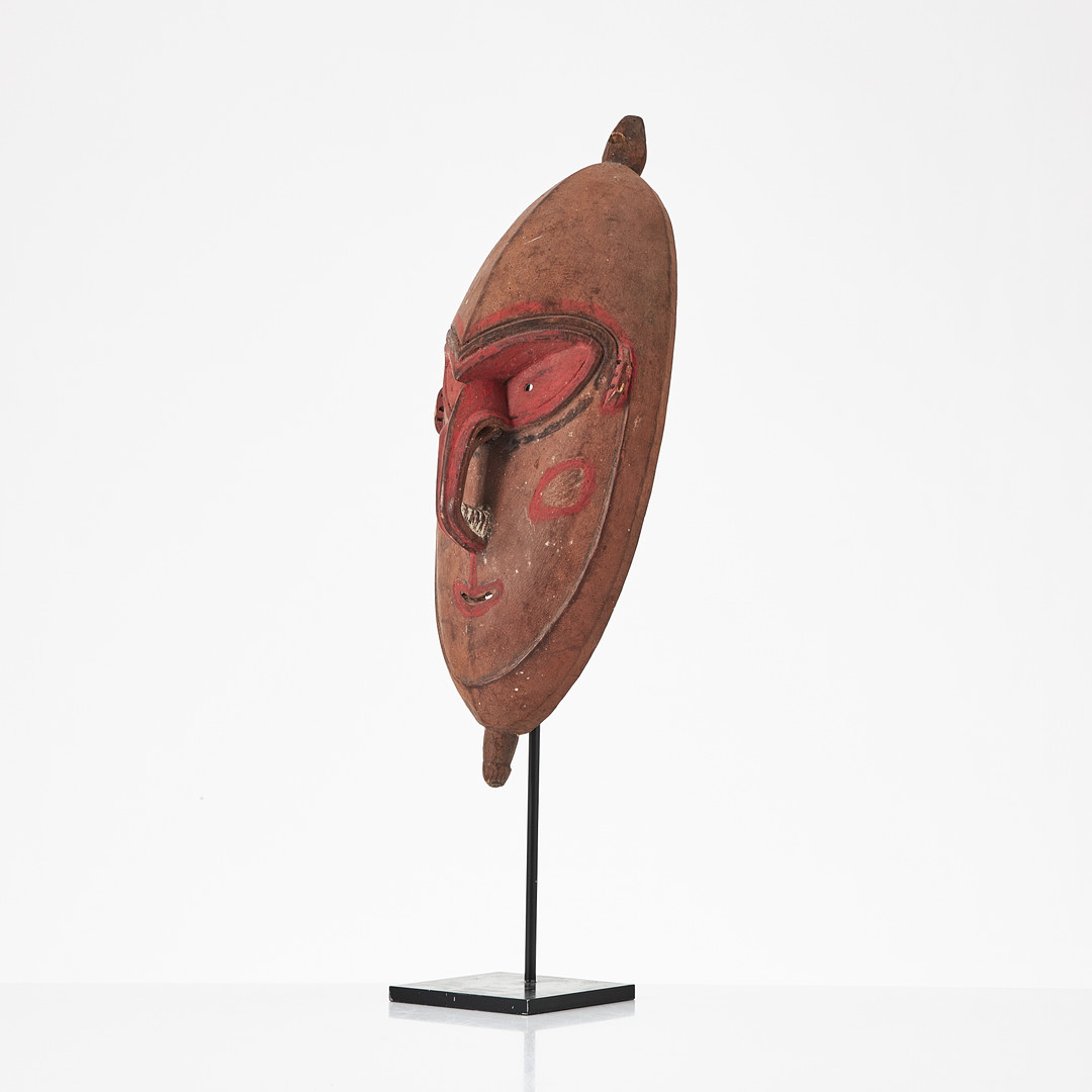 VILLAGE HOUSE MASK, New Guinea, 1900-tal, skuret och bemålat trä.