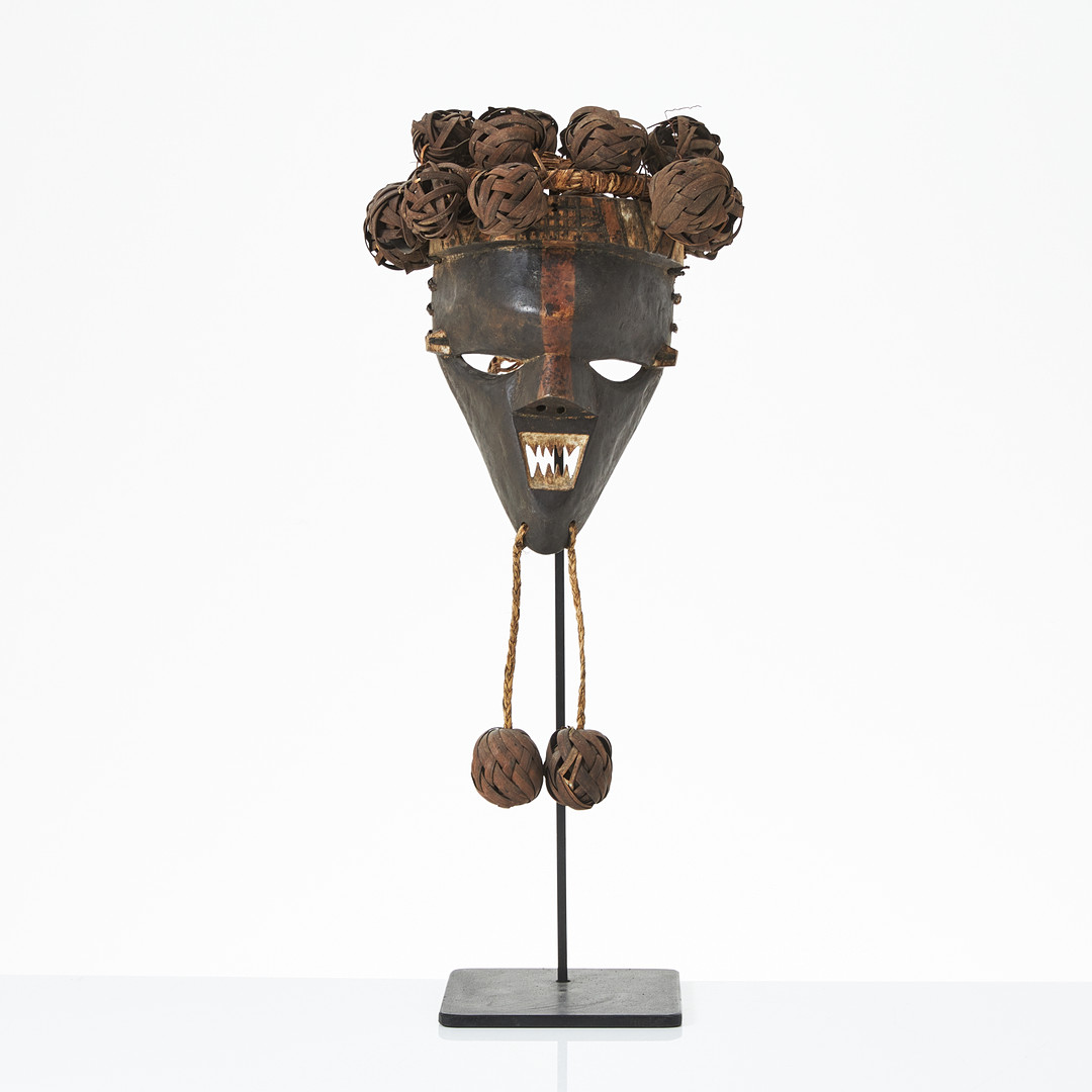 SALAMPASU MULANDWA MASK, Demokratiska republiken Kongo, skuret trä, flätade detaljer.