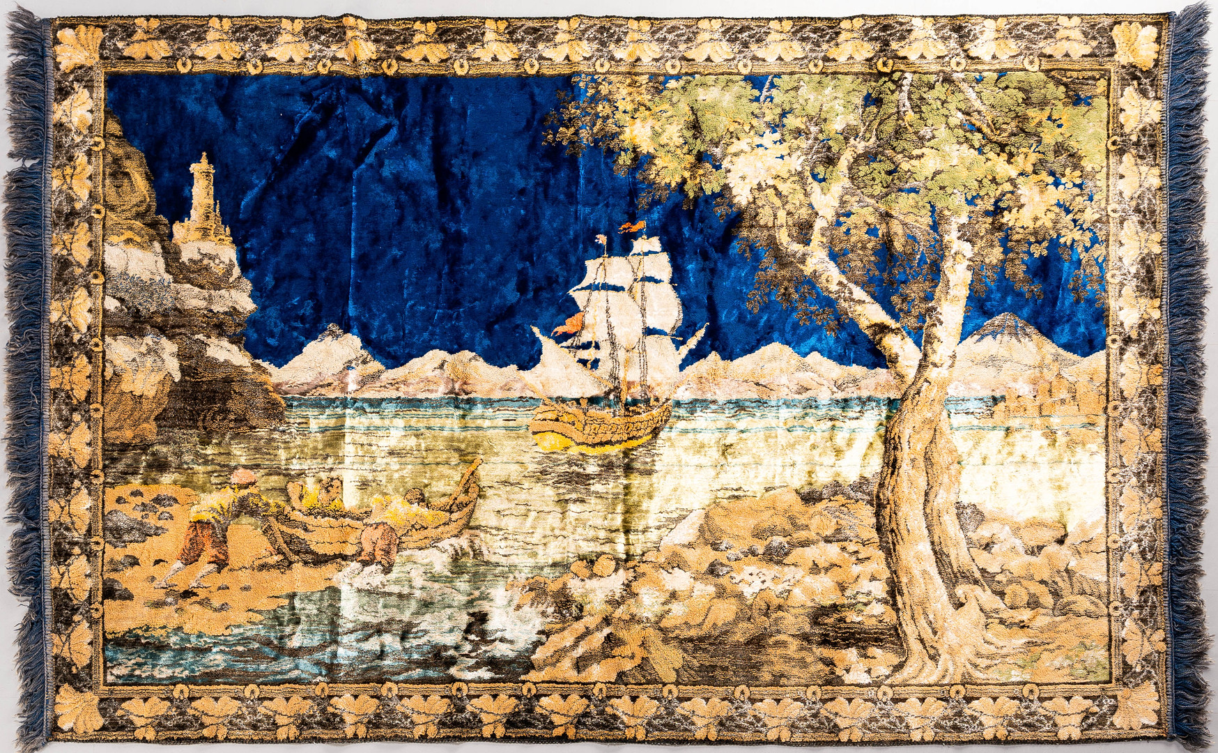 MATTA/VÄGGBONAD. 185 x 118 cm.