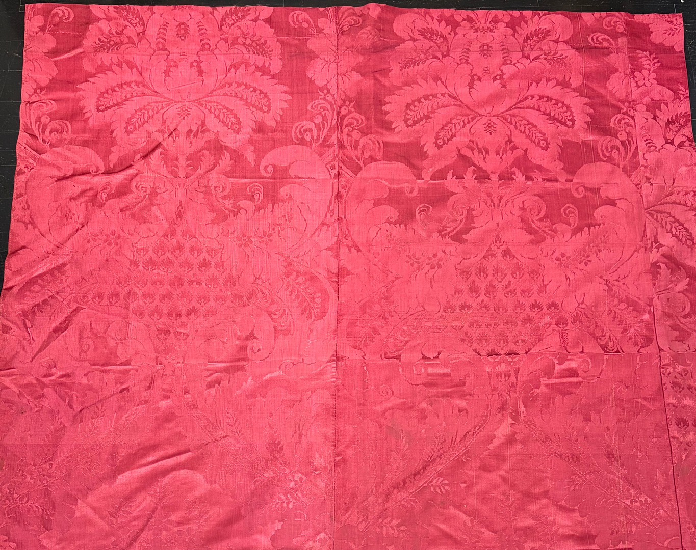 Damask-like silk curtains set, late 19th Century.