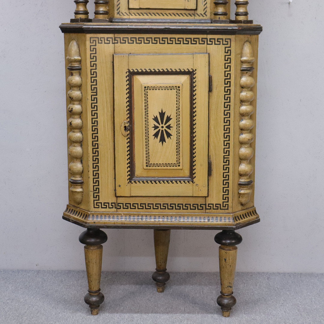 HÖRNSKÅP, allmoge, bemålat trä, 1700/1800-tal.