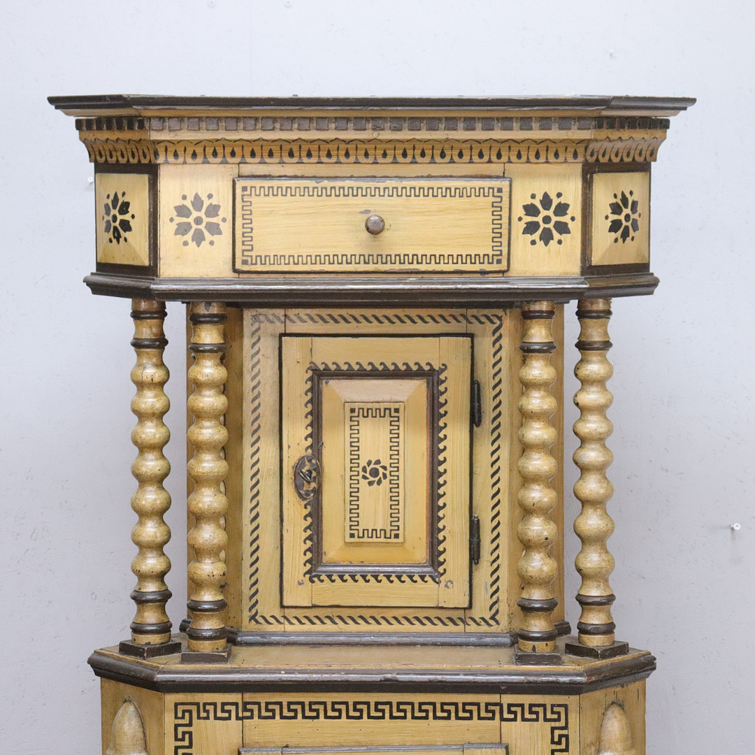 HÖRNSKÅP, allmoge, bemålat trä, 1700/1800-tal.