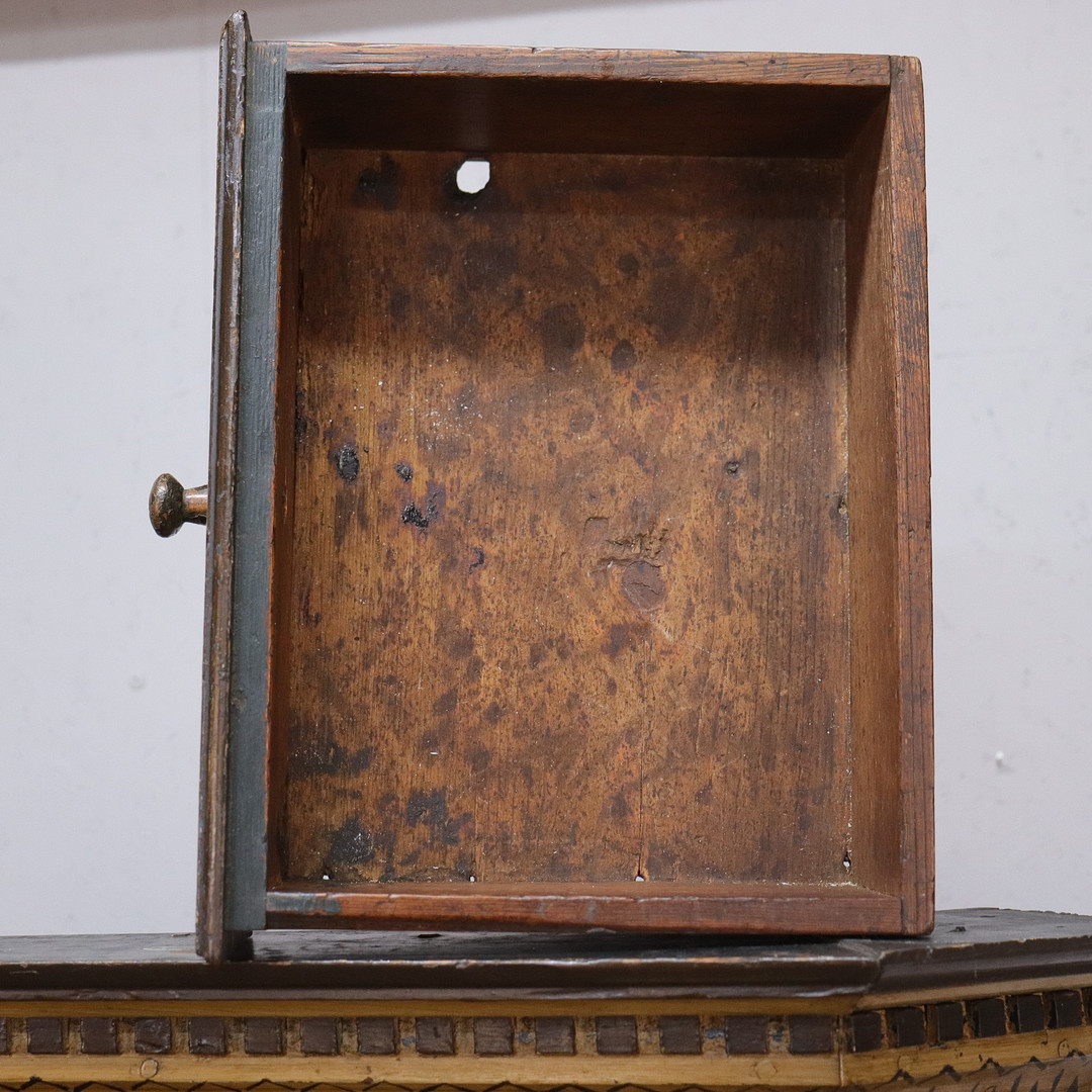 HÖRNSKÅP, allmoge, bemålat trä, 1700/1800-tal.