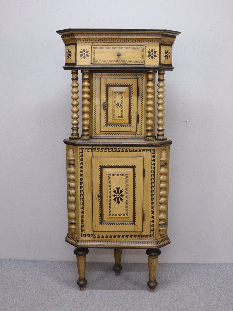HÖRNSKÅP, allmoge, bemålat trä, 1700/1800-tal.