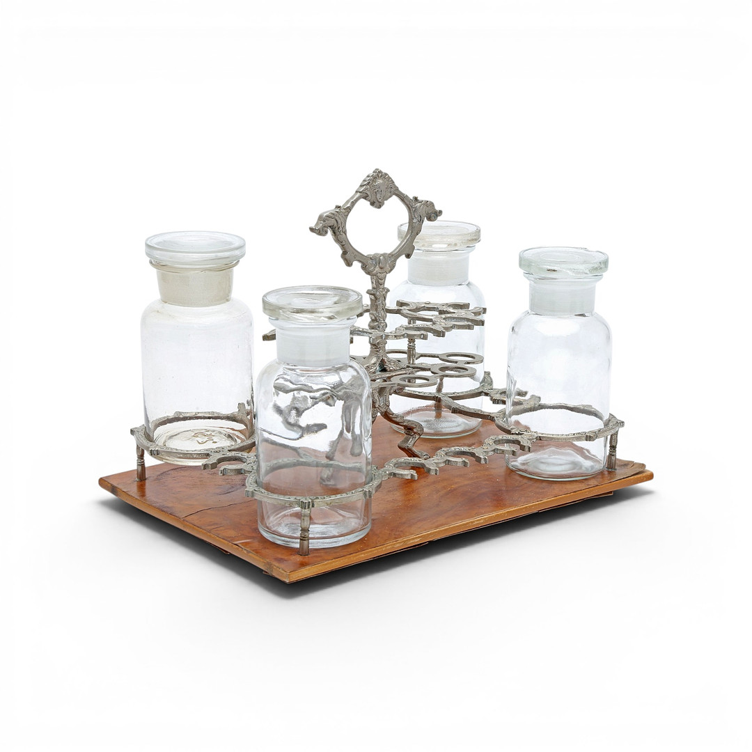 Table cruets set in silvery metal and wood, 20th Century.