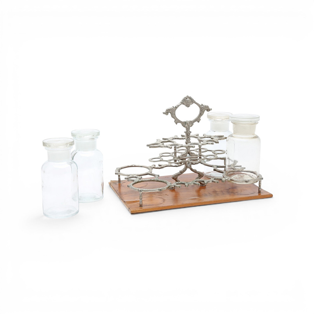 Table cruets set in silvery metal and wood, 20th Century.