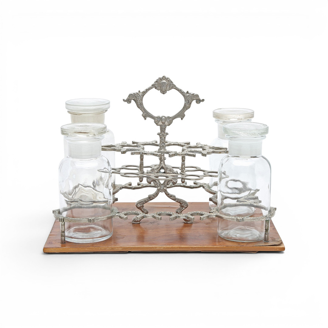 Table cruets set in silvery metal and wood, 20th Century.