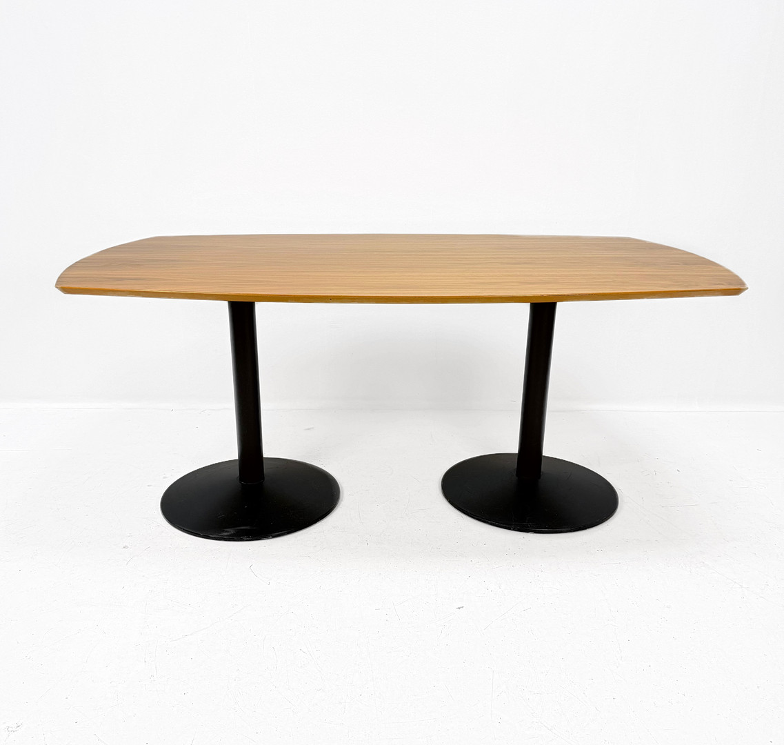 BORD - Kontor/Konferensbord, 2 metallfötter, valnöts laminat med fasad kant.