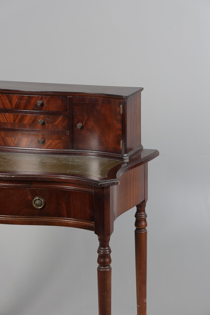 A GEORGE III STYLE MAHOGANY EFFECT WRITING DESK.
