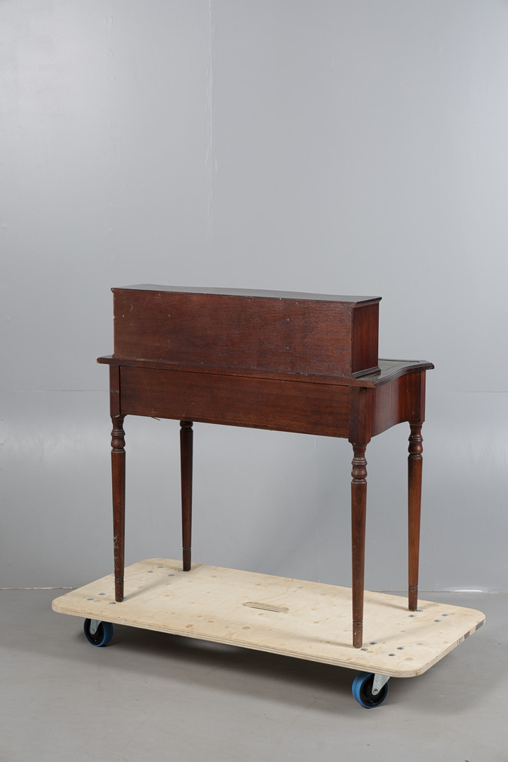 A GEORGE III STYLE MAHOGANY EFFECT WRITING DESK.
