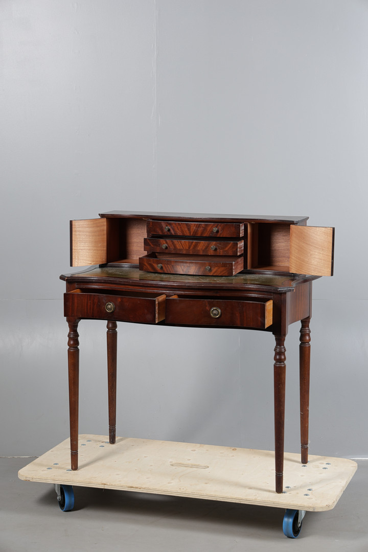 A GEORGE III STYLE MAHOGANY EFFECT WRITING DESK.