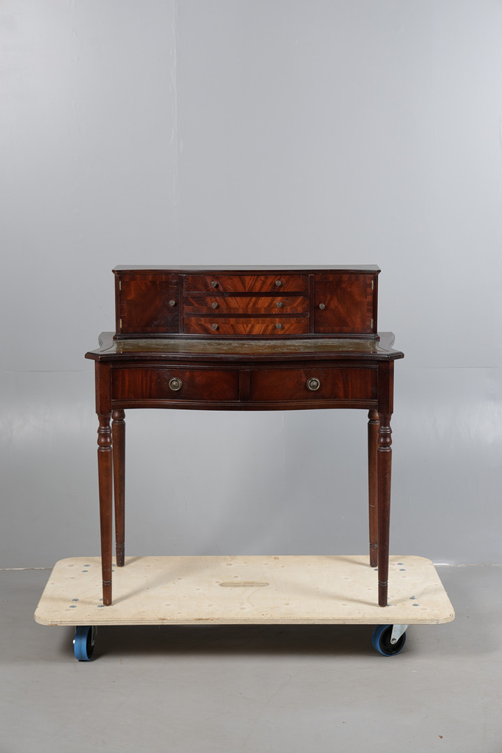 A GEORGE III STYLE MAHOGANY EFFECT WRITING DESK.