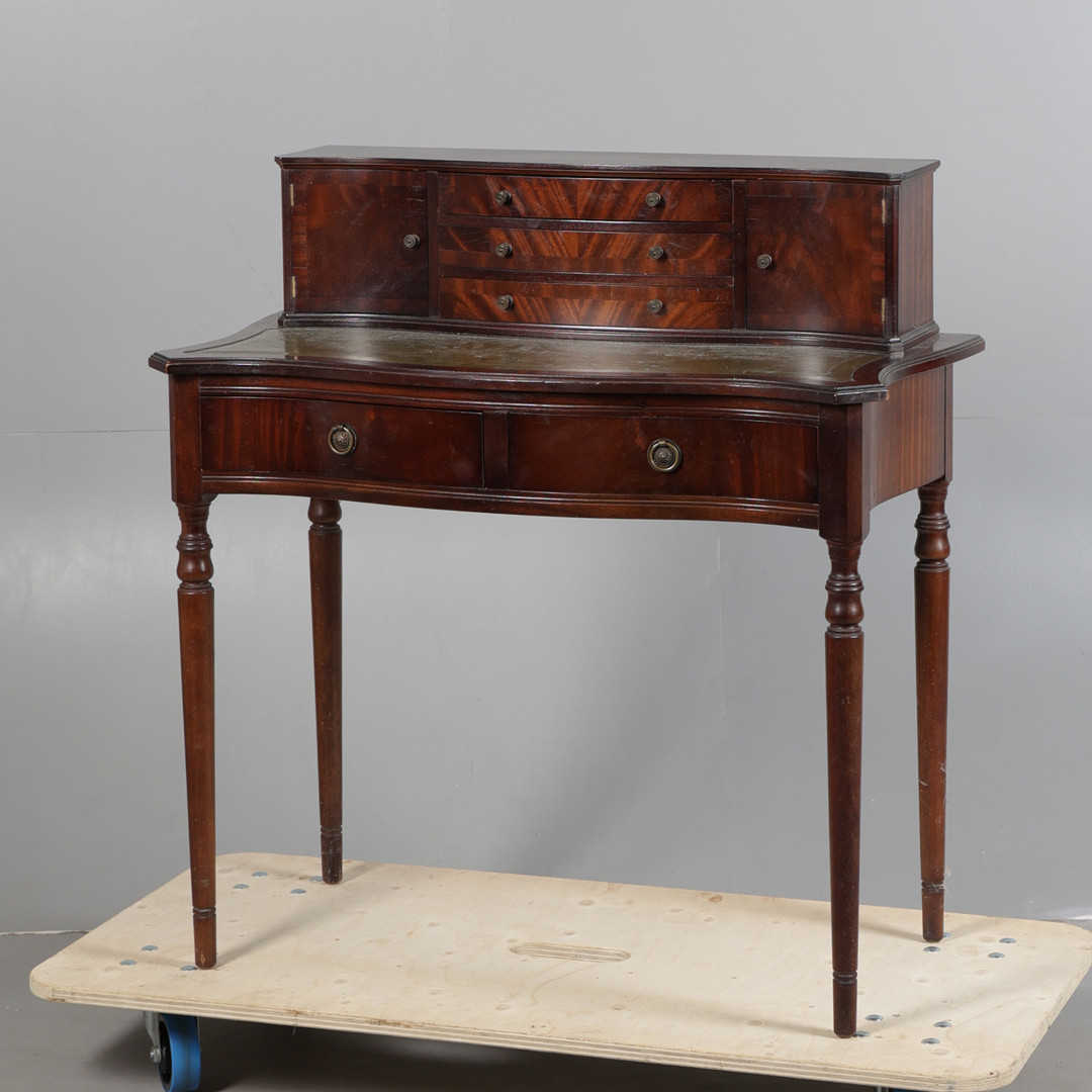 A GEORGE III STYLE MAHOGANY EFFECT WRITING DESK.