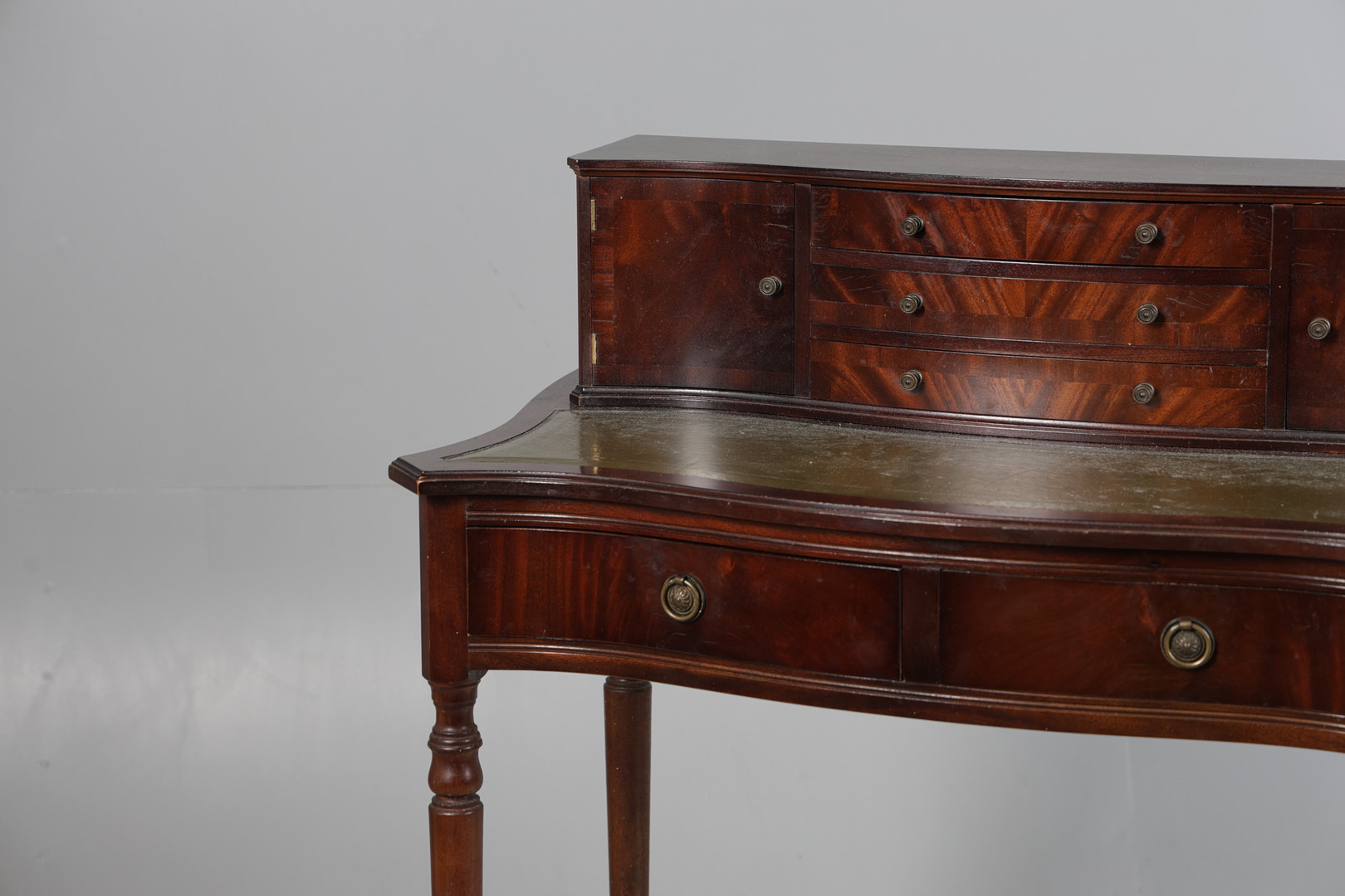 A GEORGE III STYLE MAHOGANY EFFECT WRITING DESK.