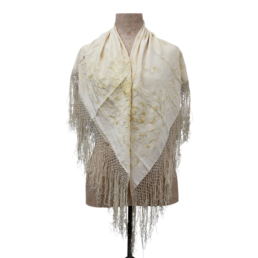 Manila shawl in embroidered beige silk, first half of the 20th Century.