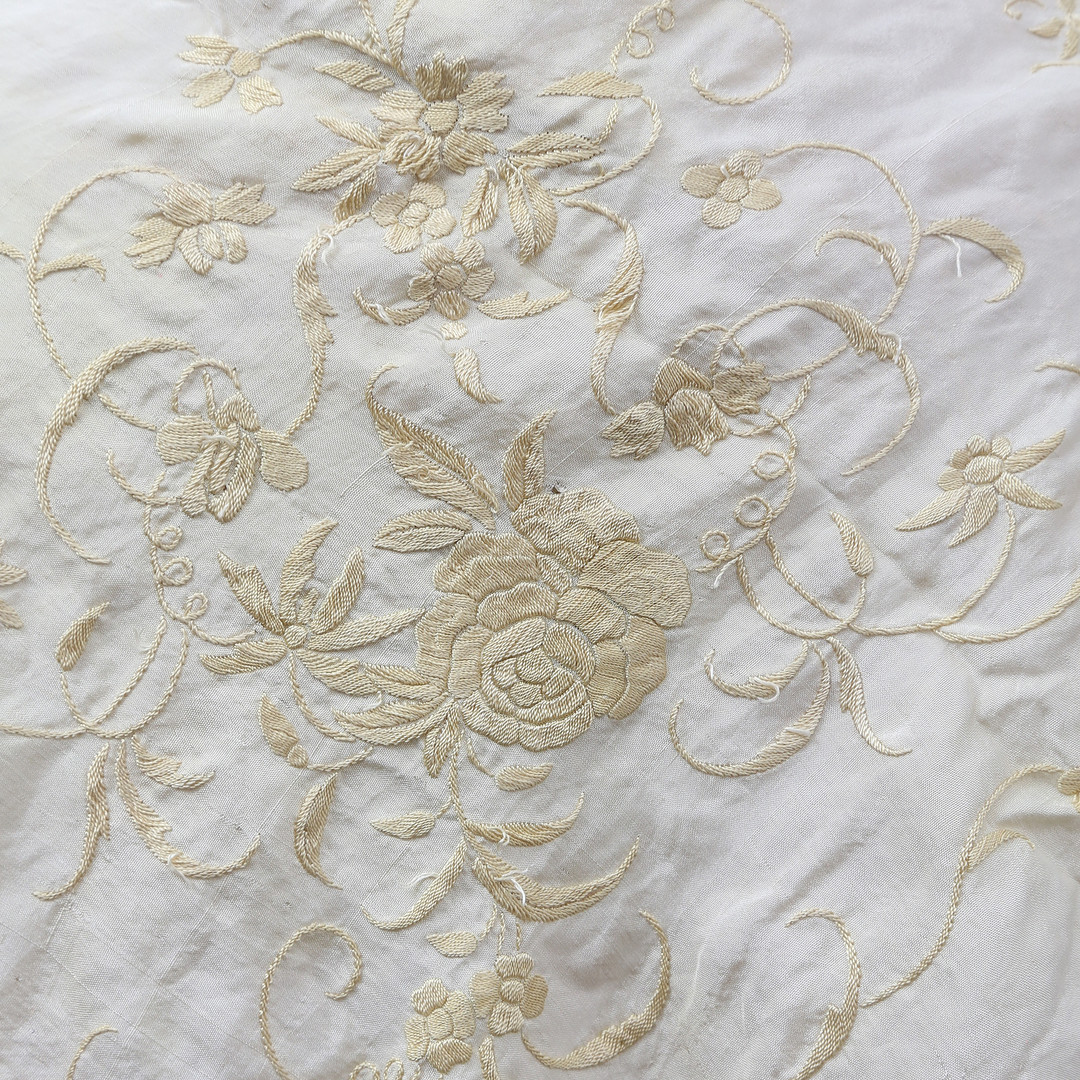 Manila shawl in embroidered beige silk, first half of the 20th Century.