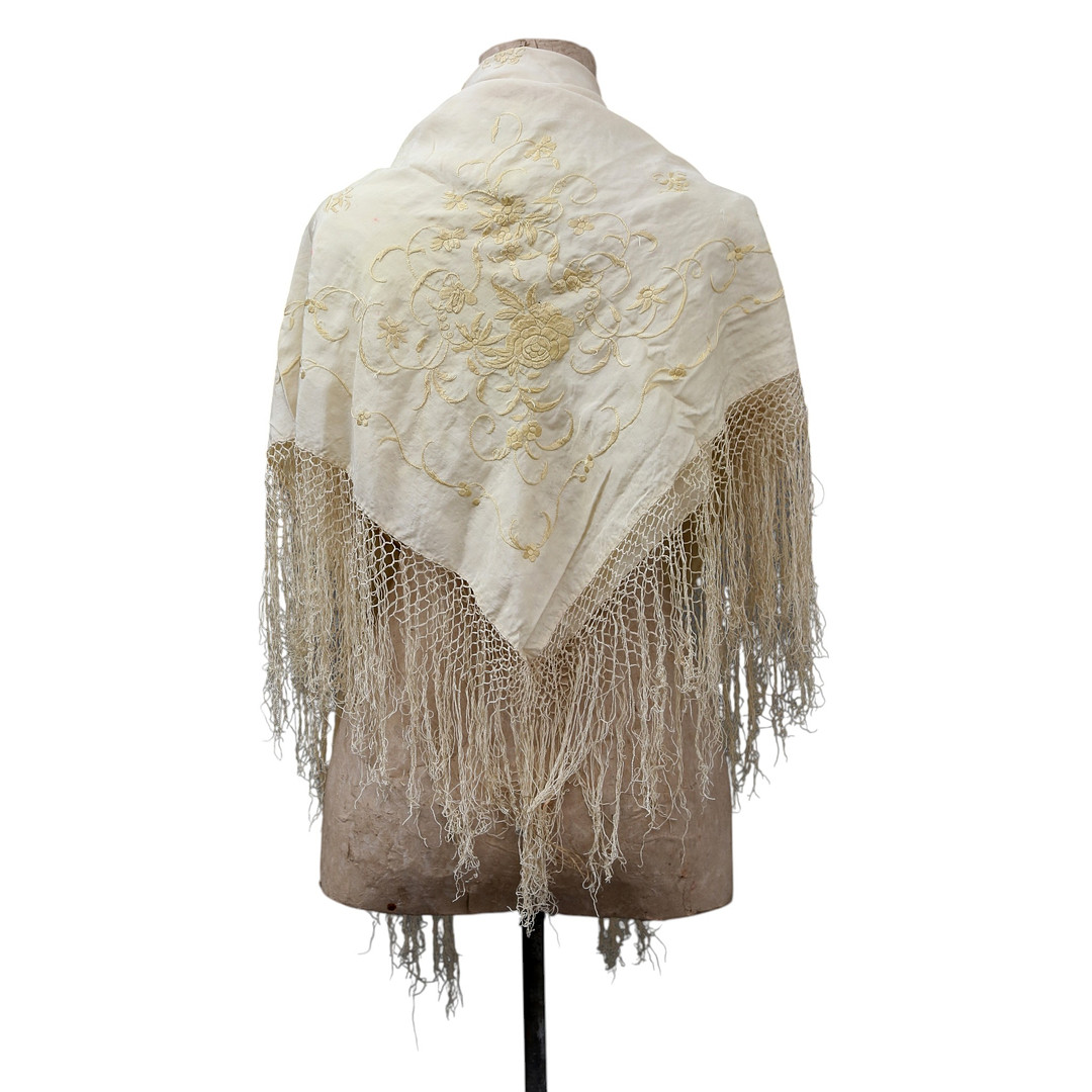 Manila shawl in embroidered beige silk, first half of the 20th Century.