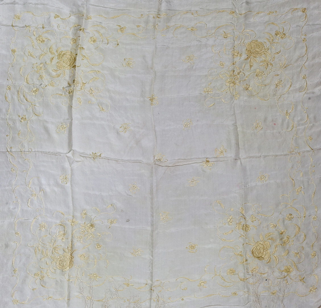 Manila shawl in embroidered beige silk, first half of the 20th Century.