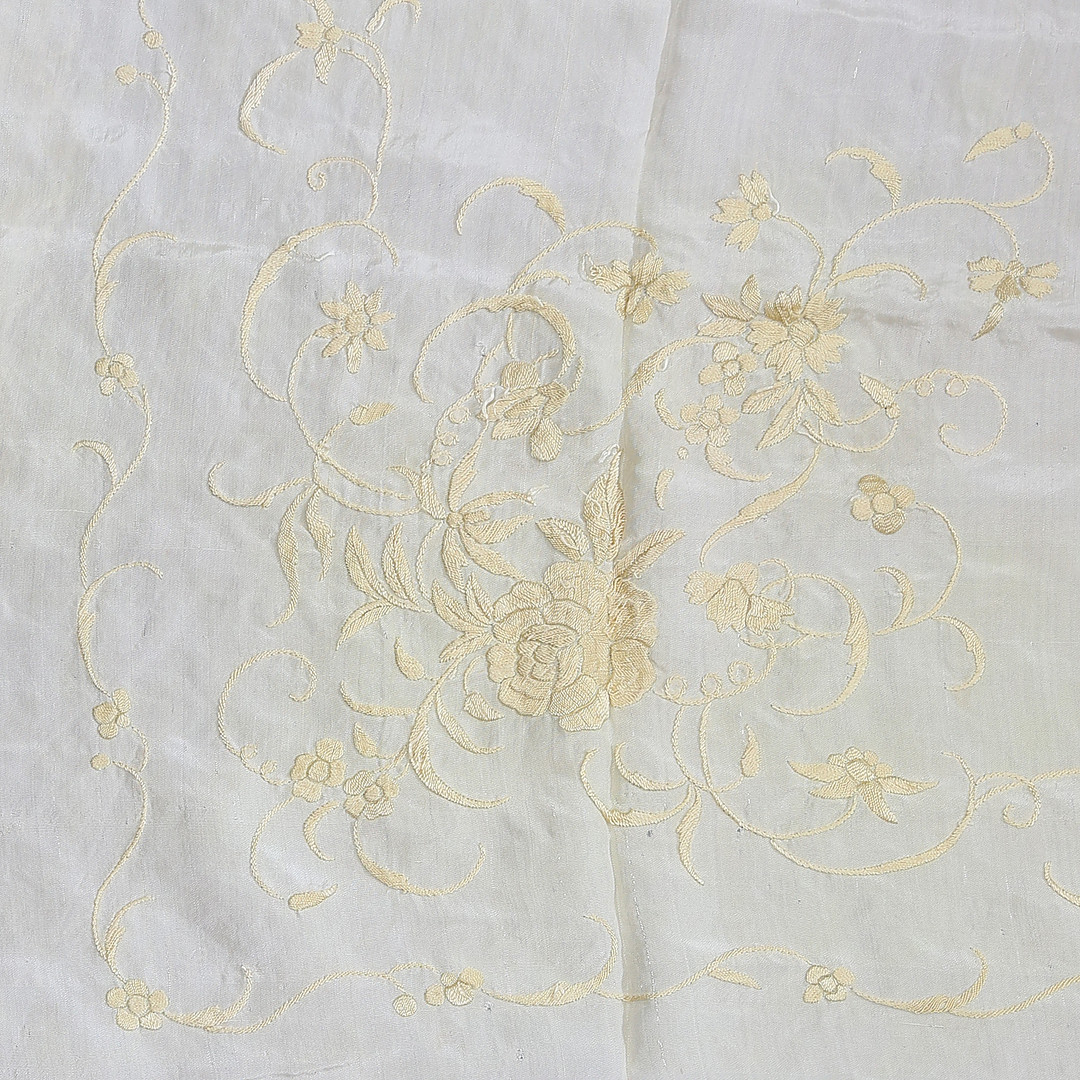 Manila shawl in embroidered beige silk, first half of the 20th Century.