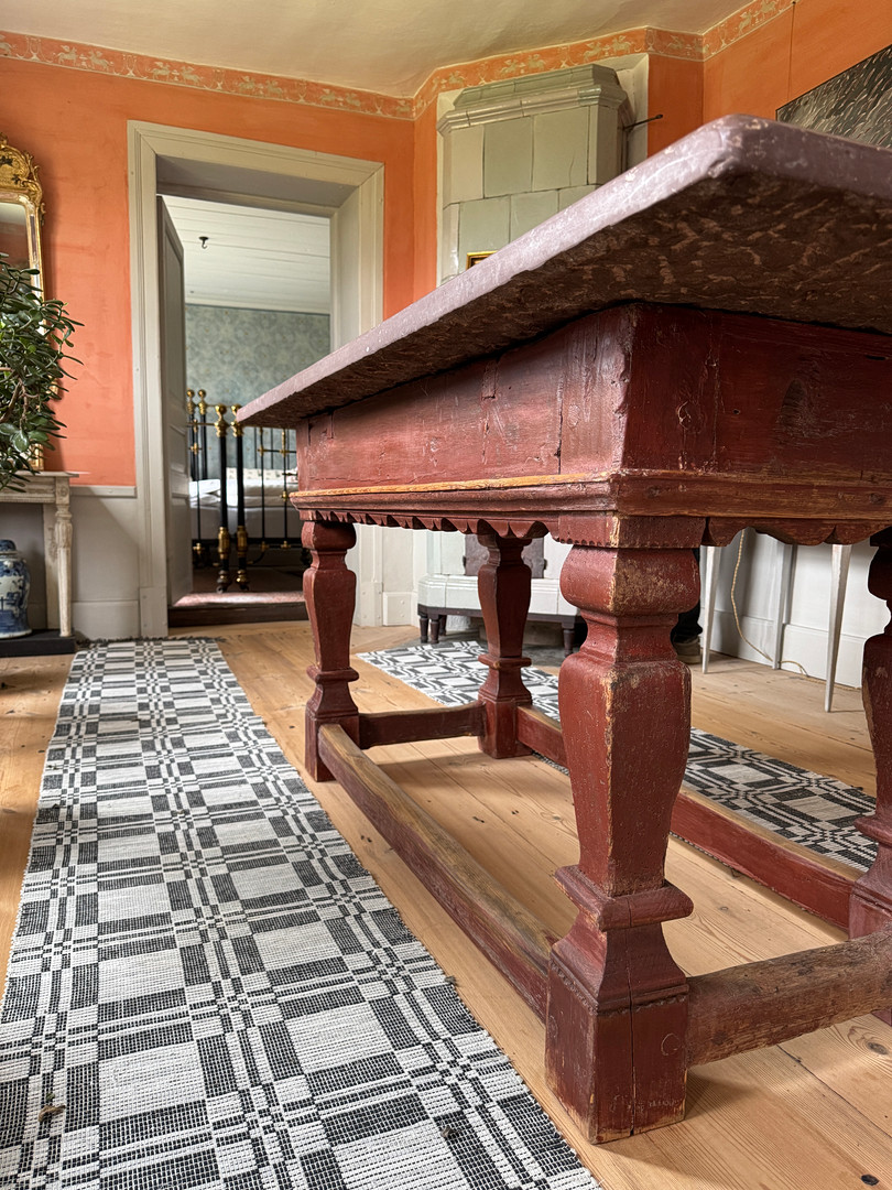 BORD, 1600-1700-tal, rödmålat underrede med röd Gotländsk kalkstensskiva.