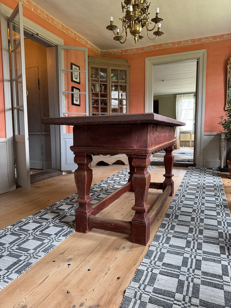 BORD, 1600-1700-tal, rödmålat underrede med röd Gotländsk kalkstensskiva.