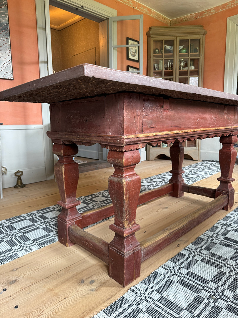BORD, 1600-1700-tal, rödmålat underrede med röd Gotländsk kalkstensskiva.