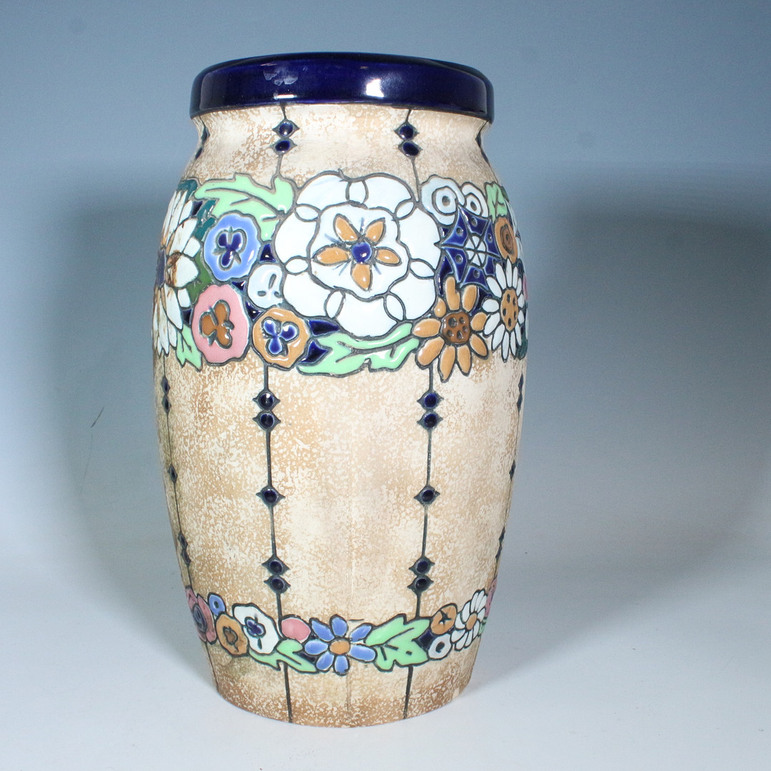 AMPHORA AUSTRIA. Große Vase mit Blumendekor, Anfang 20. Jh