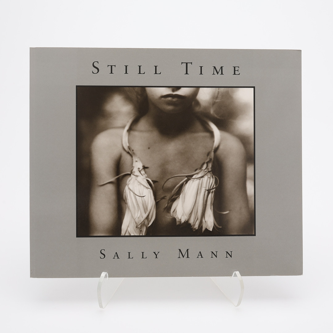 FOTO. DEN AMERIKANSKE FOTOGRAFEN SALLY MANNS "STILL TIME" I FÖRSTA UPPLAGAN, 1992.