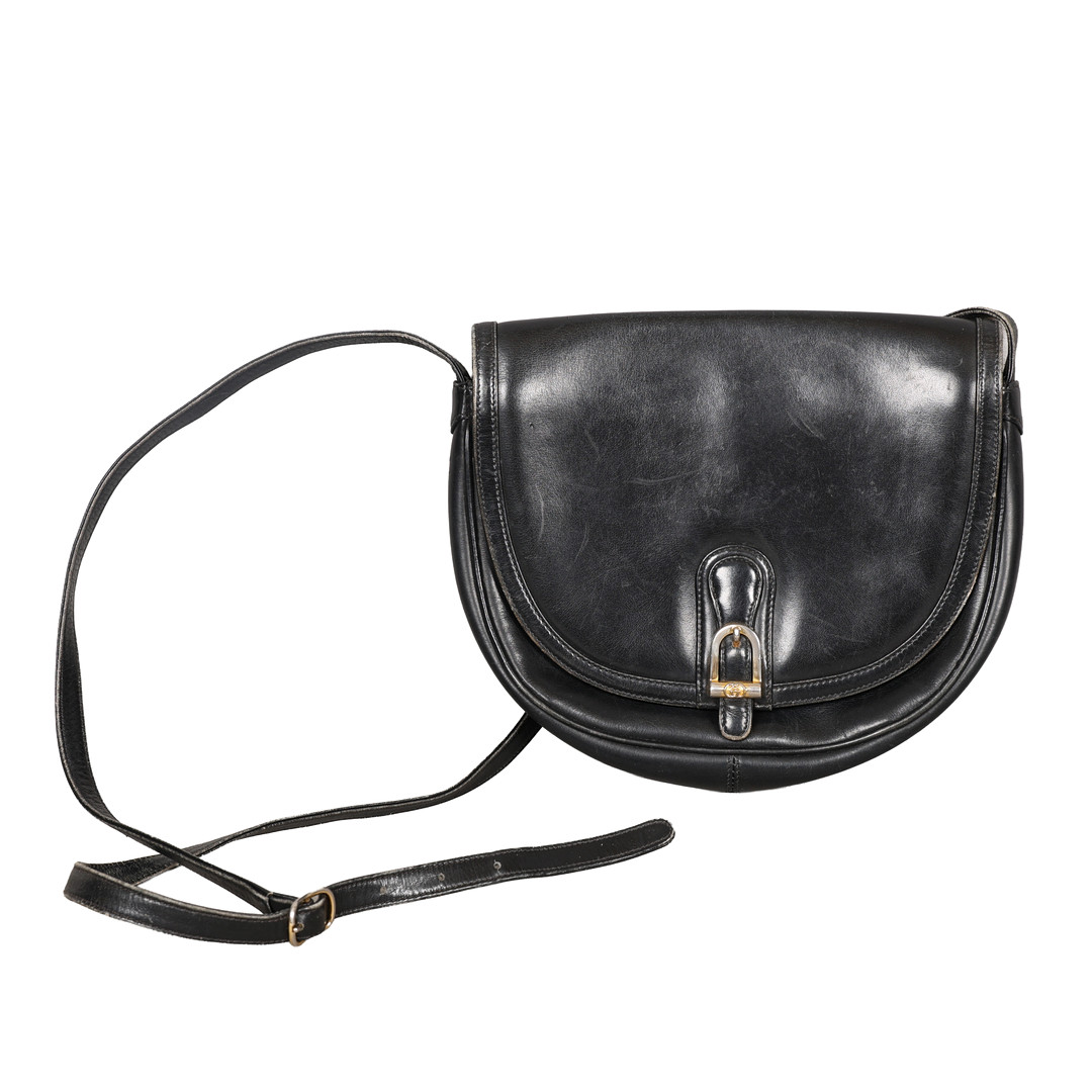 A 1970'S GUCCI BLACK LEATHER SHOULDER/SADDLE BAG.