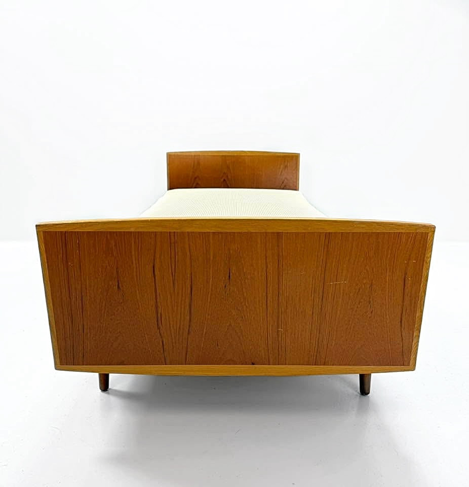 SÄNGGAVLAR MED BEN, teak , 1950/60 tal.
