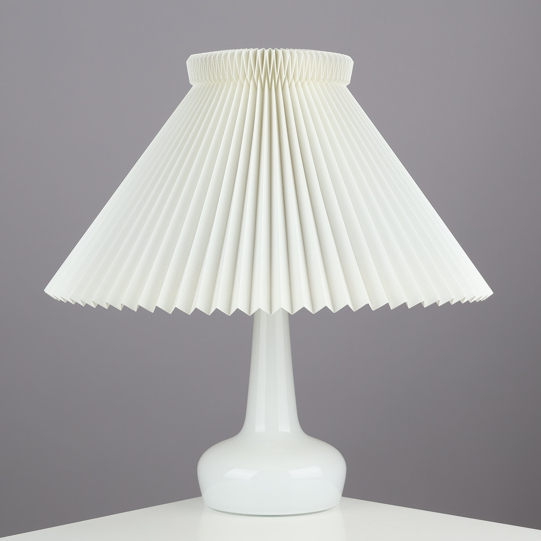 ESBEN KLINT (1915-1969). Bordlampe af opalglas med skærm af plisseret plastik, model 311, Le Klint, Danmark, formgivet 1949.