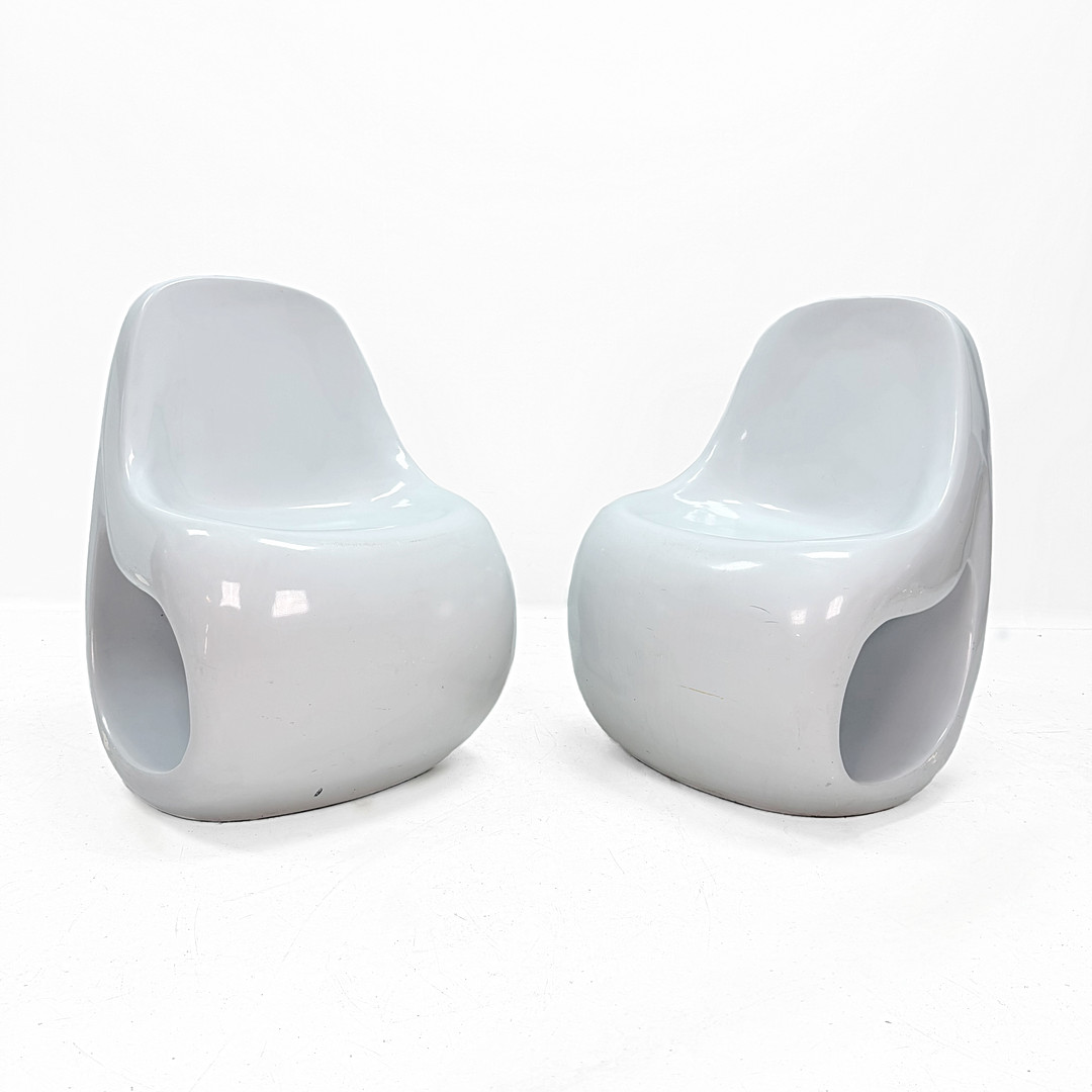 FÅTÖLJ 2 st - fiberglas, gråvita 1900 /2000 tal.