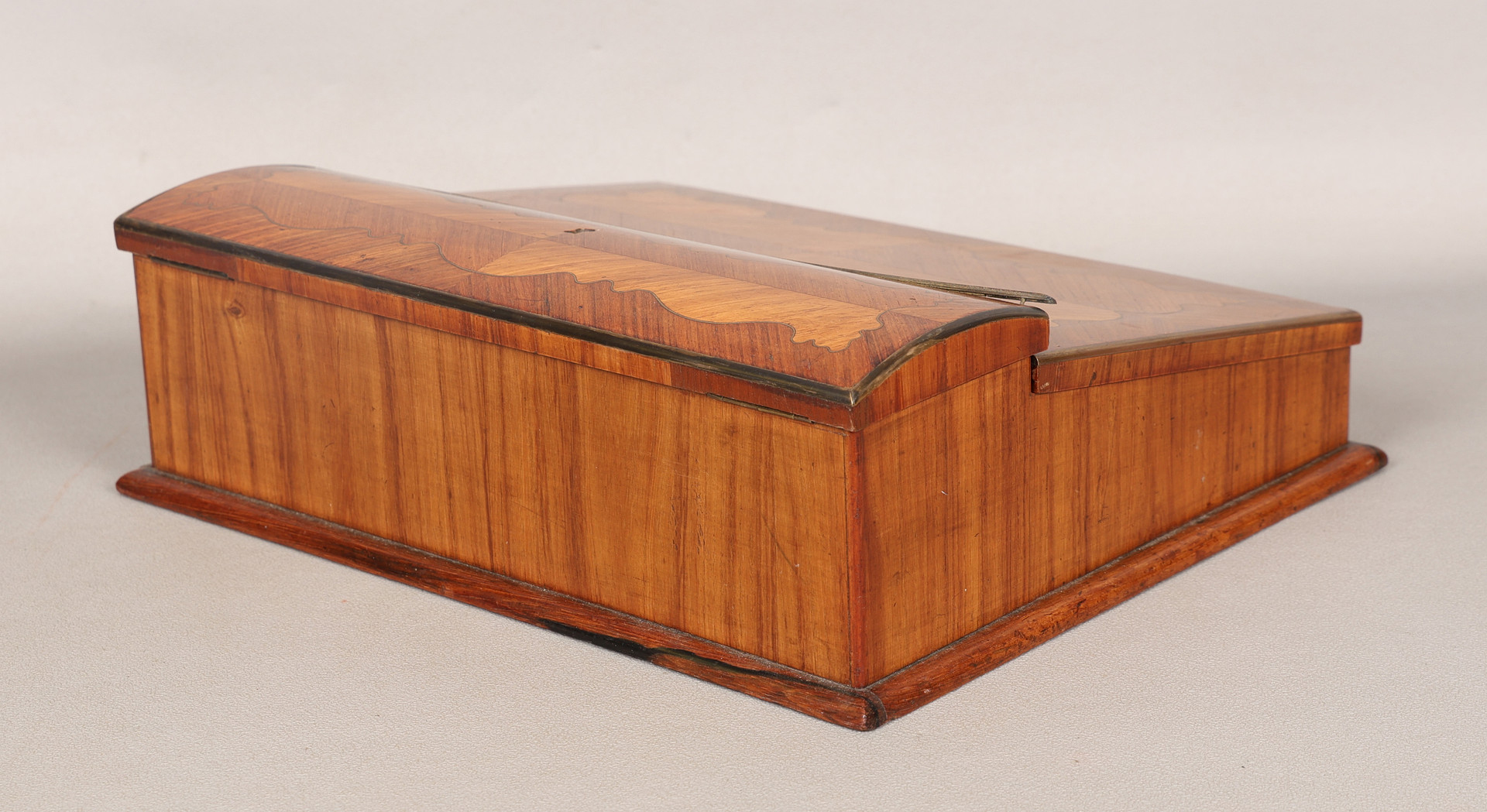 A 19TH CENTURY KINGWOOD WRITING BOX.