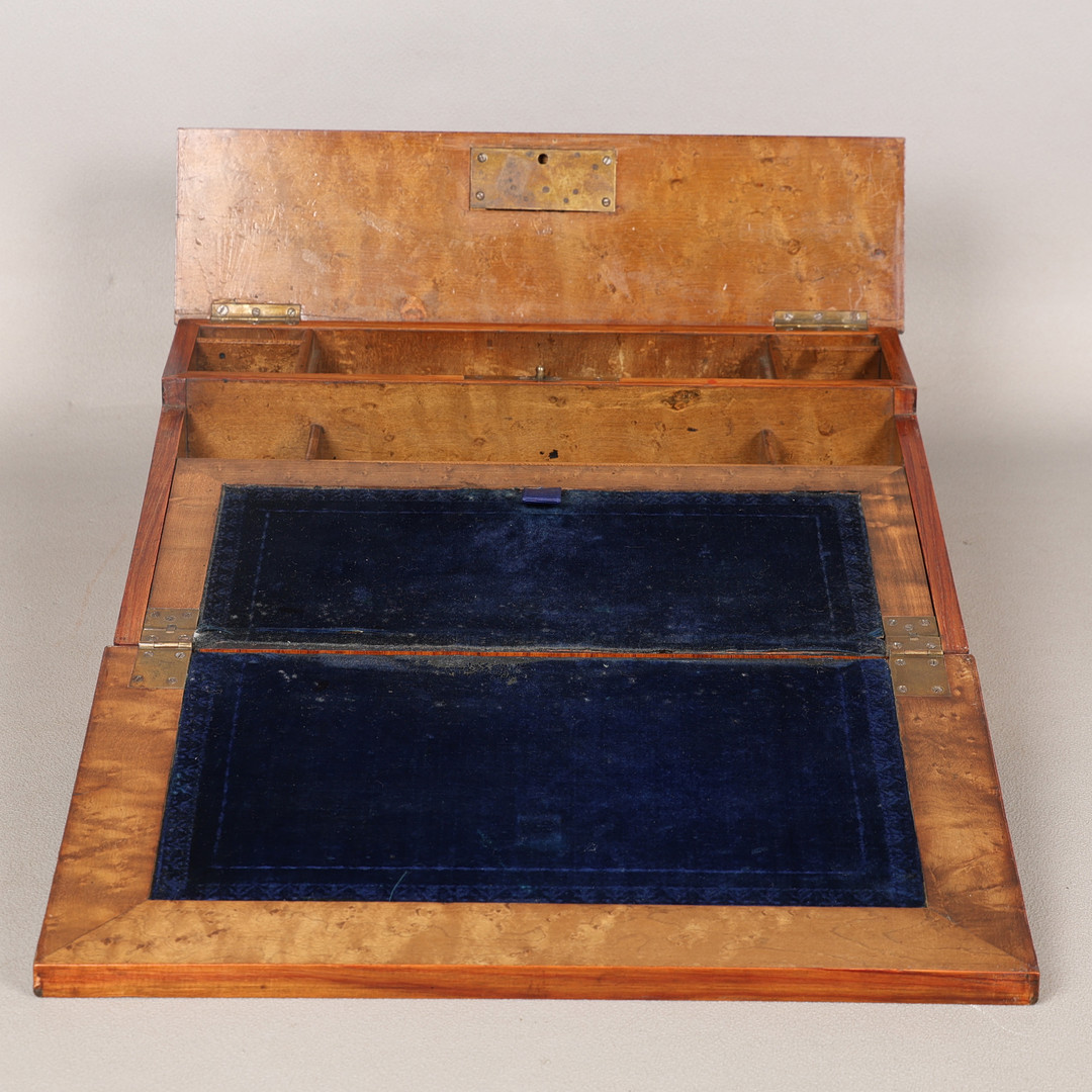 A 19TH CENTURY KINGWOOD WRITING BOX.