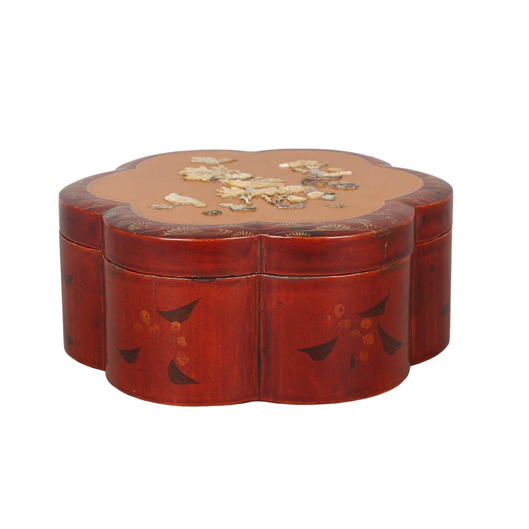 A JAPANESE LACQUERED AND SHIBAYAMA BOX.