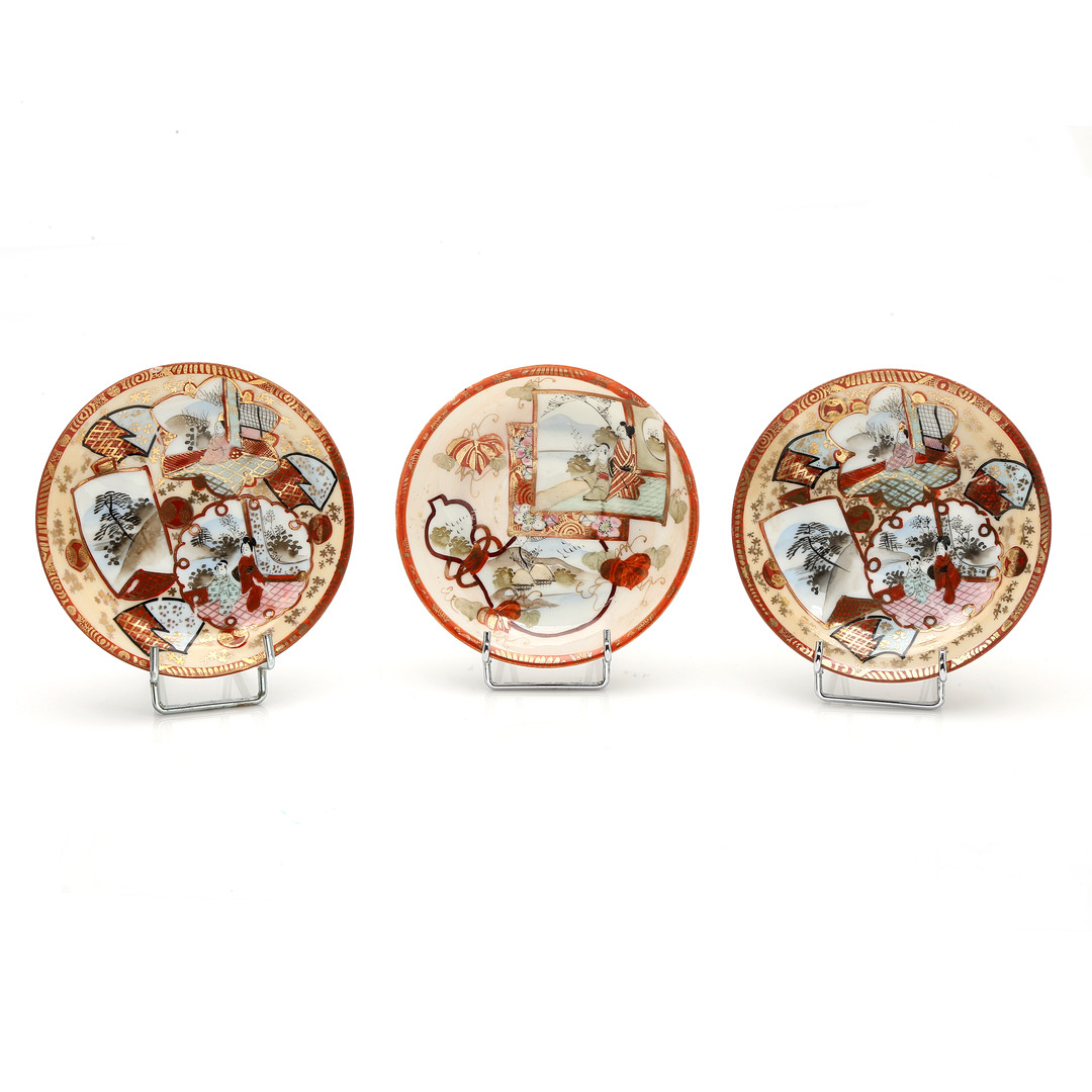 Three Japanese Imari porcelain dishes, 20th Century.