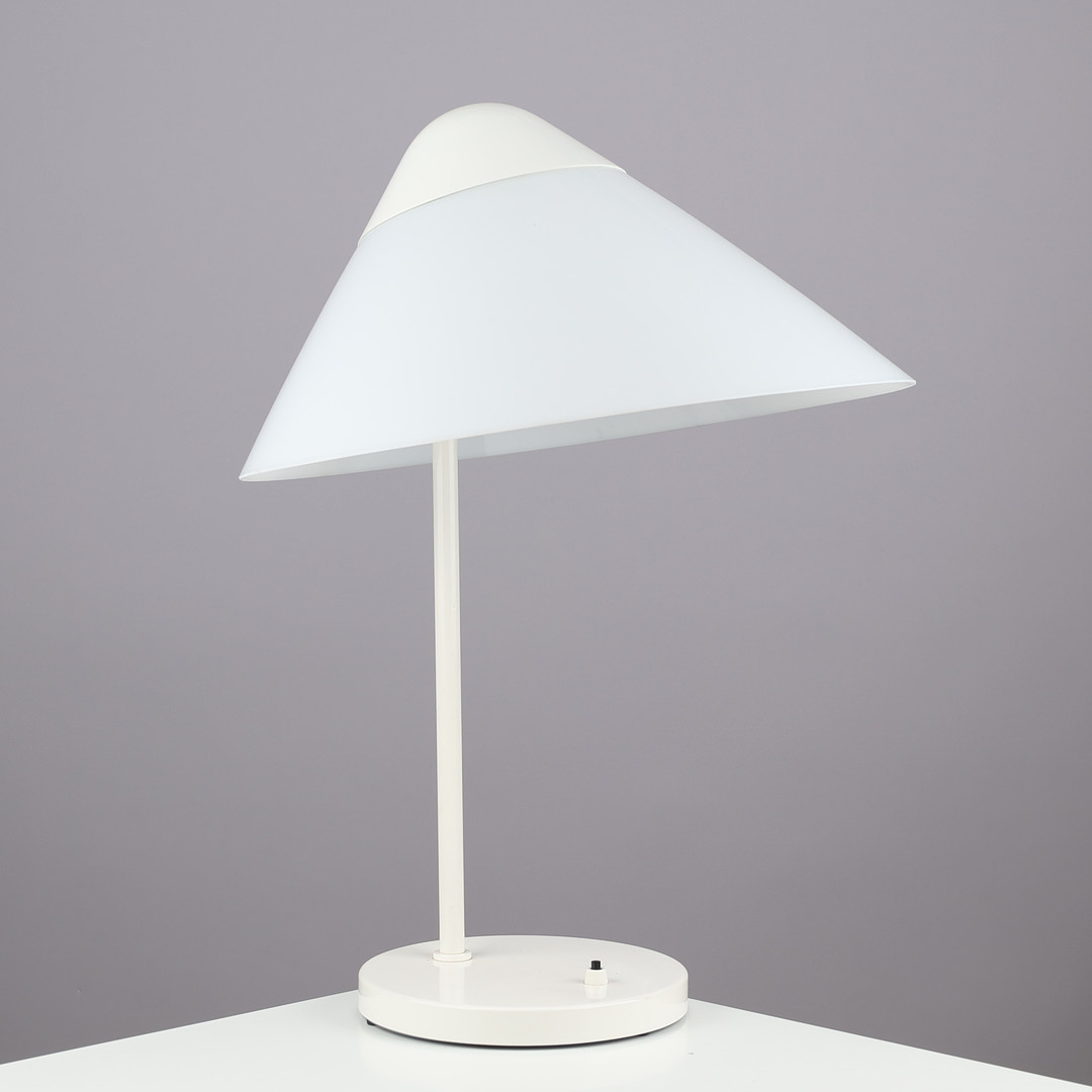 HANS J WEGNER. Bordlampe af hvidlakeret metal, skærm af hvid plastik, "Opala", Louis Poulsen, Danmark, formgivet 1973.