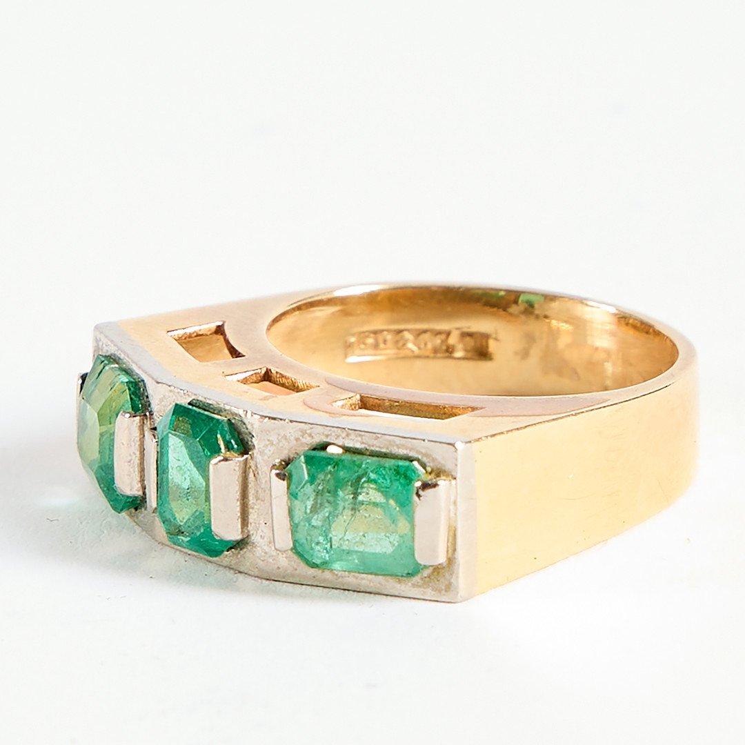 RING. Guld 18K med tre smaragdslipade Colombianska smaragder.