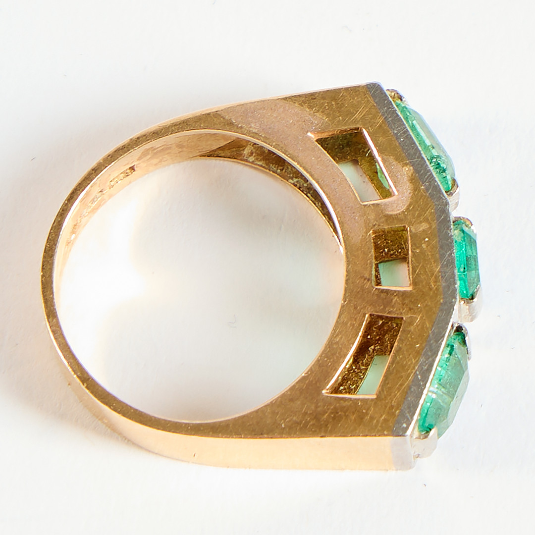 RING. Guld 18K med tre smaragdslipade Colombianska smaragder.