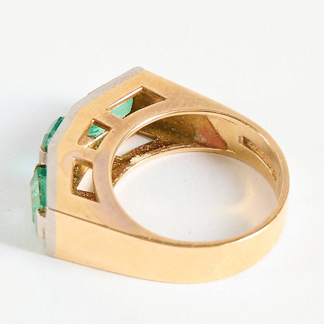 RING. Guld 18K med tre smaragdslipade Colombianska smaragder.