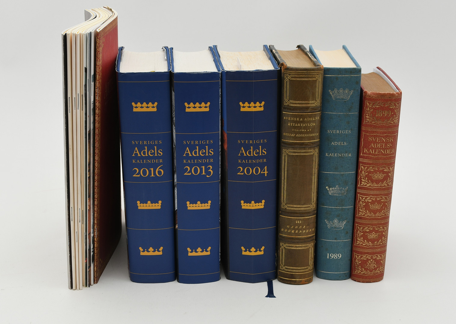 Adelskalendrar. 1899, 1989, 2004, 2013, 2016, + Elgenstierna vol 3. / 6 vol.