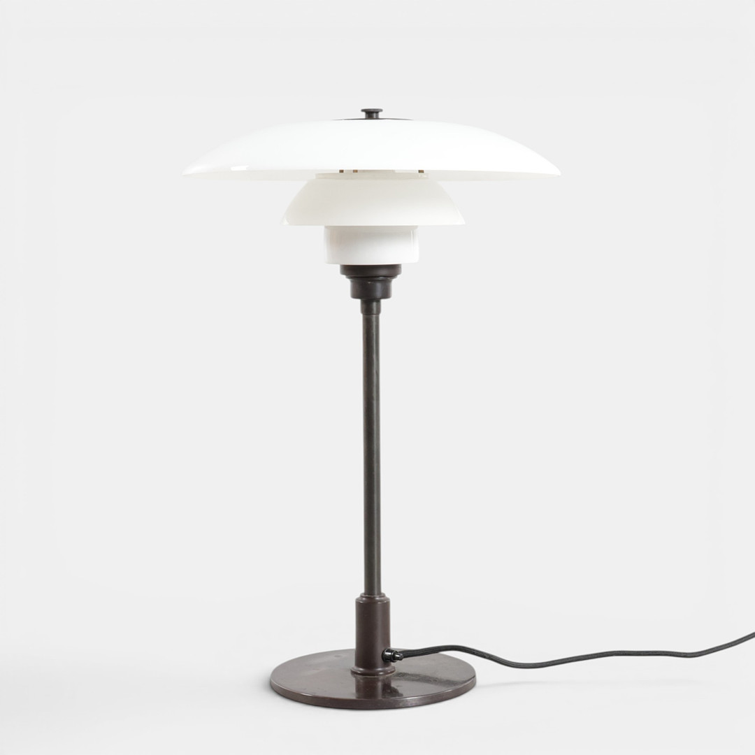 POUL HENNINGSEN. “PH-3,5/2”. Bordlampe med stamme af bruneret messing, fatningshus og afbryderhus af bakelit. Skærme af opalglas. Udført hos Louis Poulsen, 1930erne.