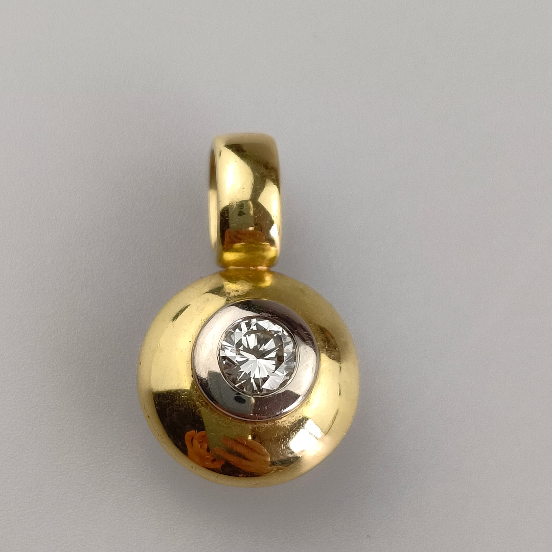KLASSISCHER BRILLANTSOLITÄR-ANHÄNGER IN 18K-GOLD.