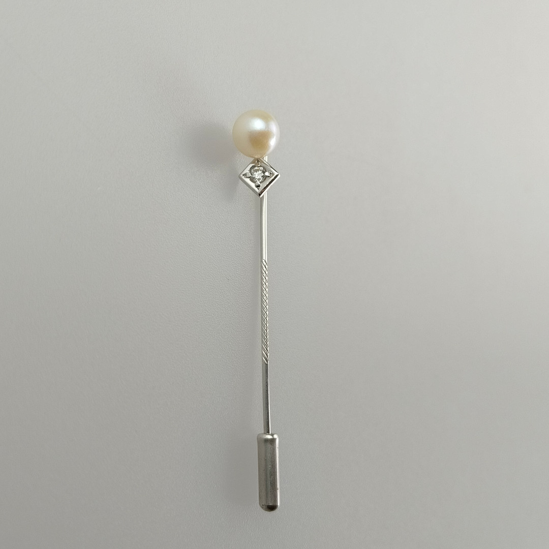 GOLDENE KRAWATTENNADEL MIT PERLE UND DIAMANT 14 K.